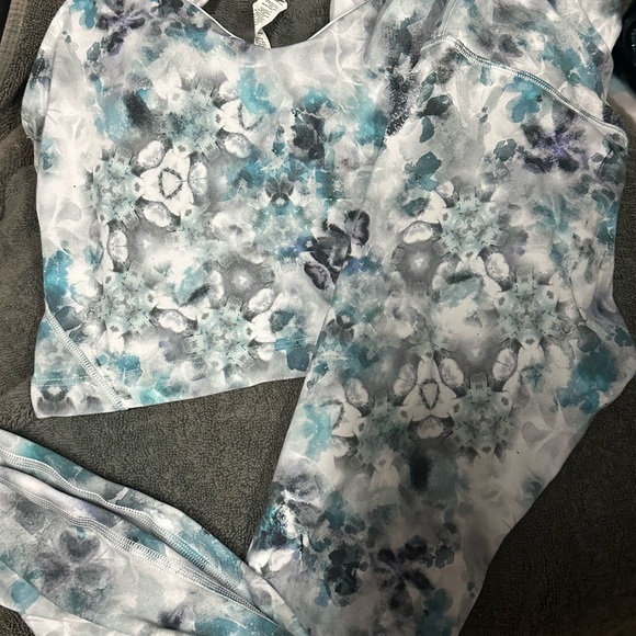 HUGE Lulu lot of leggings, tops and bikers!!!!!!! 8 total pieces! - Picture 2 of 8